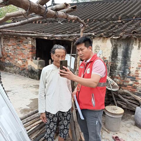 网格员入户开展高龄老人“人脸识别认证”工作