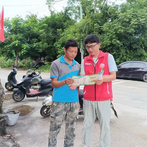 龙北村网格员入户开展“扫黄打非”宣传工作