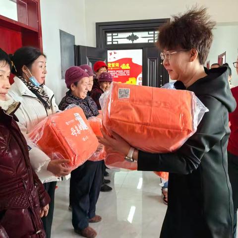 邮包传真情 关爱暖人心——36连妇联开展“母亲邮包”发放活动