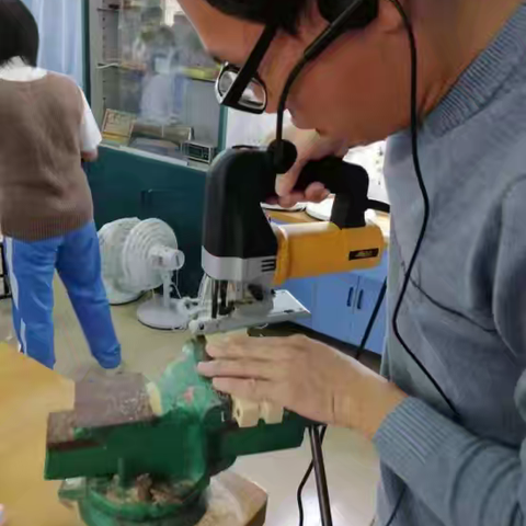 创意课堂教学--平板手机支架（多功能粉笔盒）的制作