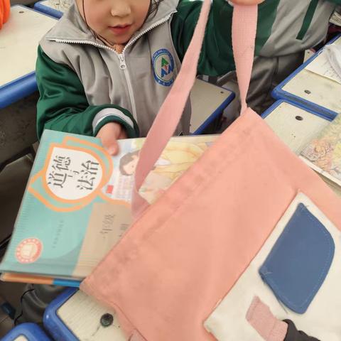 人民路小学一年级一级部项目式学习——《小书包探索之旅》