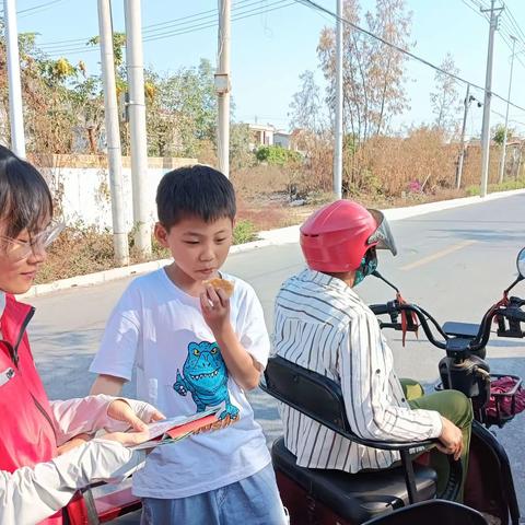 新龙镇网格员开展未成年人“护苗”行动宣传