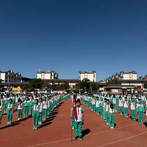 【十小·德育】金秋启航追晨旭，少年秉志绘华章——灵武市第十小学组织进行新学期升旗仪式
