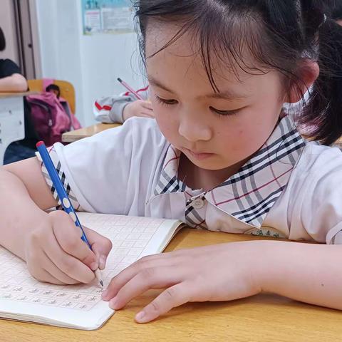 仰天湖赤岭小学二1班（周一）2023春季硬笔班课堂回顾。应到24人，实到24人。