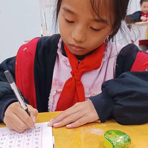 仰天湖赤岭小学2023春季2201班硬笔课程回顾。全勤