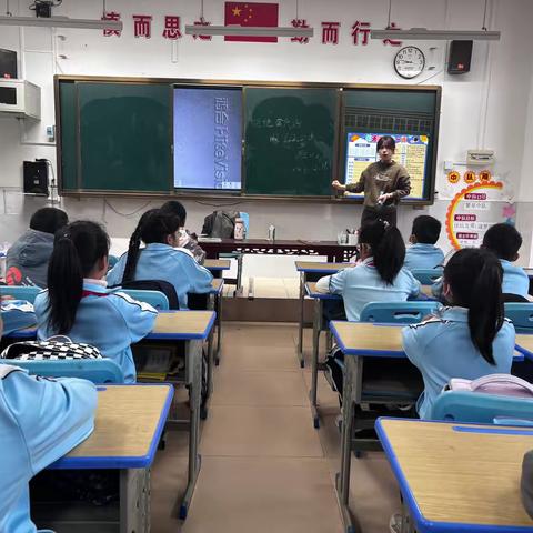 四年级组“ 宪法在我心”主题黑板报照片