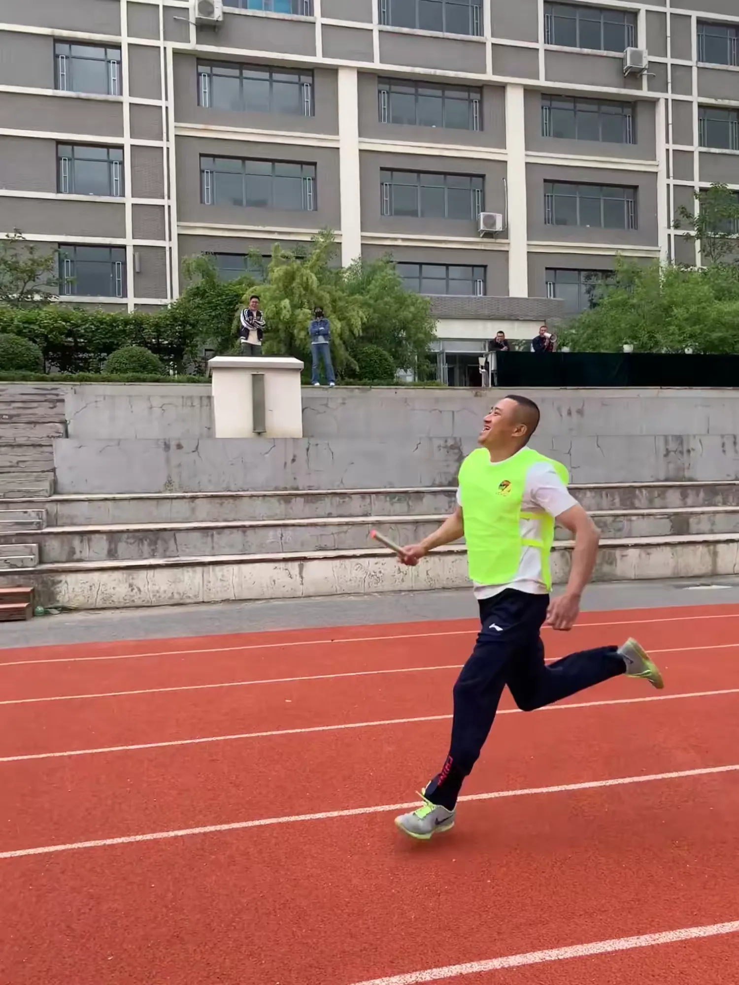 简篇-“共沐阳光 趣享运动 童样精彩”——开原市民主教育集团里仁学校小学部1–3年亲子运动会