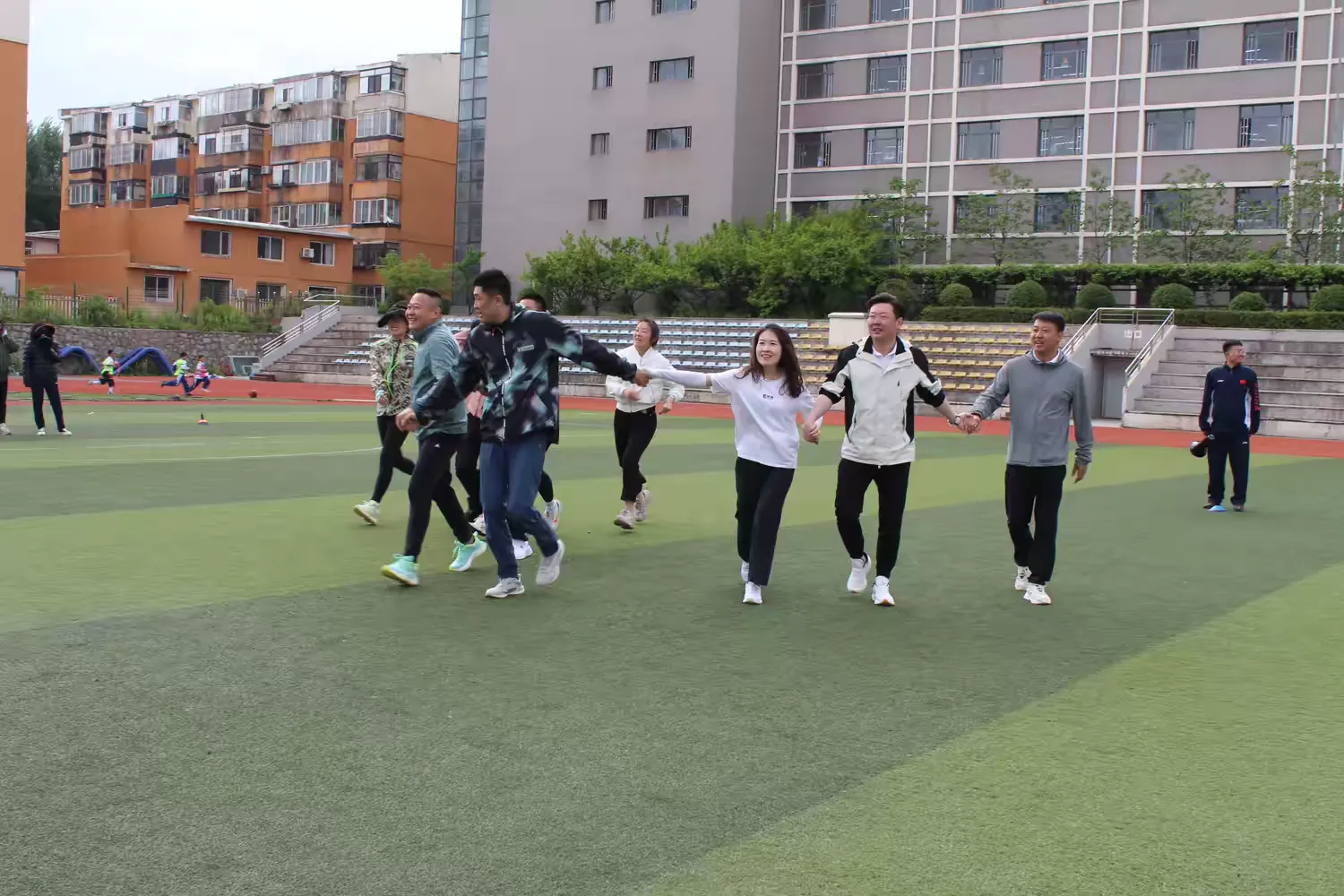 简篇-“共沐阳光 趣享运动 童样精彩”——开原市民主教育集团里仁学校小学部1–3年亲子运动会