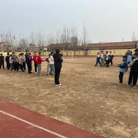 新华南区小学六年级拔河比赛———力量与团结的较量