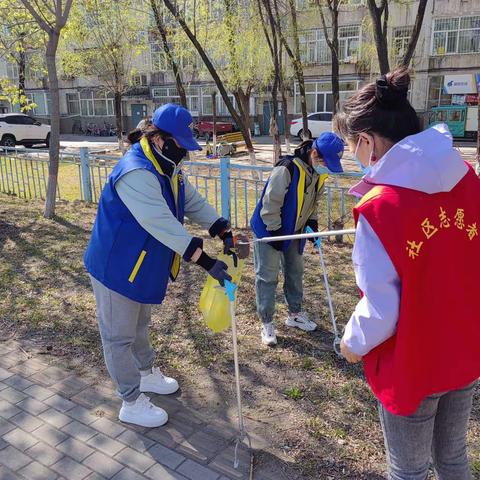 银浪街道发展社区开展“清理辖区垃圾共创文明城市”活动