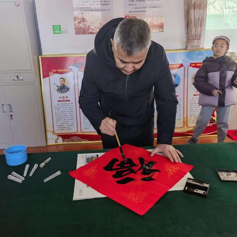 写春联   送祝福——小店街道贾家寨小学家校社共育写春联活动