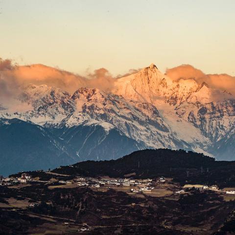 梅里雪山，日照金山。