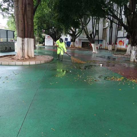 【宜良玉禾田】雨幕中的坚守：广场与公厕的无声守护！