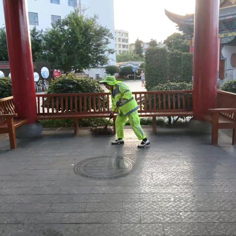 【宜良玉禾田】《扫帚为笔，汗水为墨，他们擦亮了城市的“面子”与“里子”》