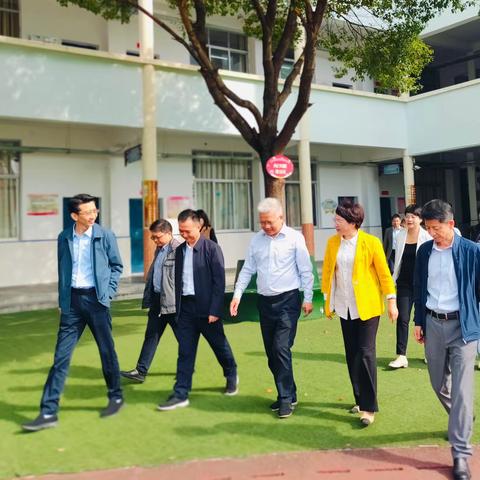 省委教育工委委员、省教育厅副厅长汪立夏一行赴景德镇开展调研并在梨树园小学实地调研