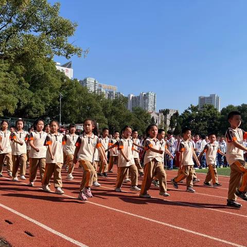 “弘扬抗洪精神，展示运动风采”——双峰小学庾亮校区三（2）班田径运动会！