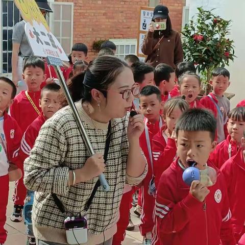 陆良县三岔河小太阳幼儿园组织了幼儿拾秋活动