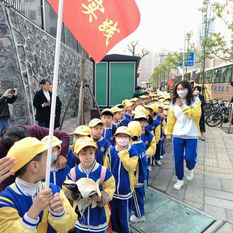 船洞小学2207班“寻红色脉路，体耕读传承”为主题的校外综合实践活动