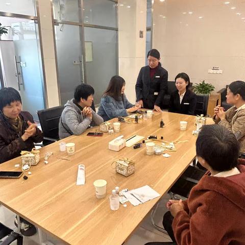九龙湖支行开展DIY护手霜保险沙龙活动