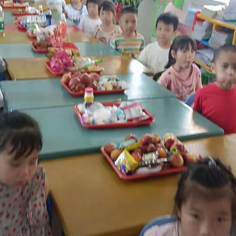 人间即风味，美食即相逢！五星幼儿园大大班孩子在开心地享受美食带来的快乐！