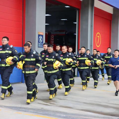 银桥大道消防救援站组织开展一人三盘水带连接操法训练