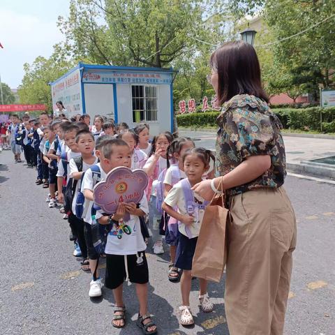 文明齐步走  路队展风采---峡江县实验小学一部放学路队评比纪实