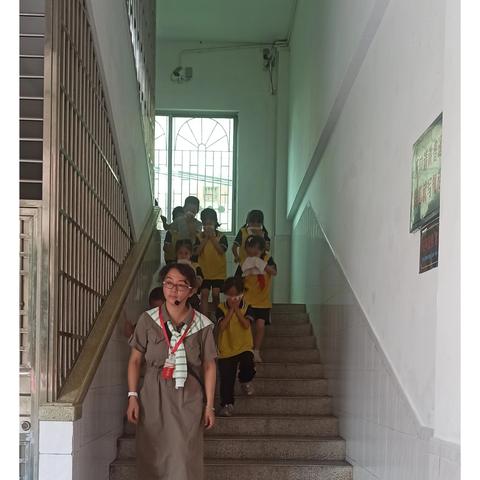 筑牢安全防线，共建平安校园——梅江区人民小学开展消防应急疏散演练
