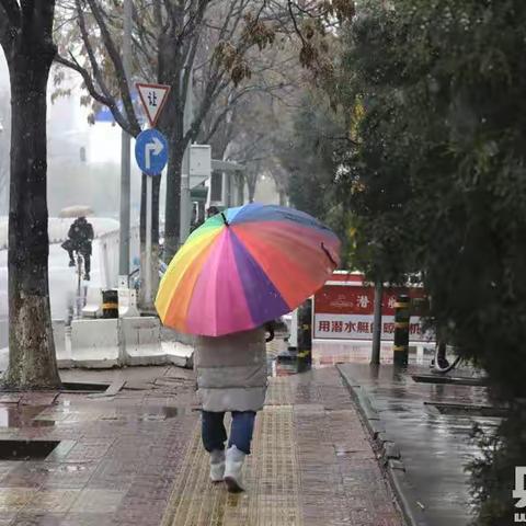 呼格吉勒图中心校雨雪天气出行致家长一封信