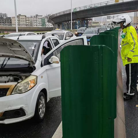 【洪城铁骑 红色铁军】助力高考保畅通    洪城铁骑雨中推行故障车辆千余米