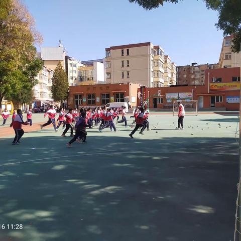 教学相长，共同提高，互助合作，共同进步。————五一路小学综合学科教师练兵展风采