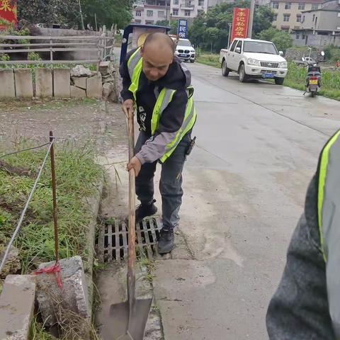 卫生死角大清扫，预防蚊虫滋生