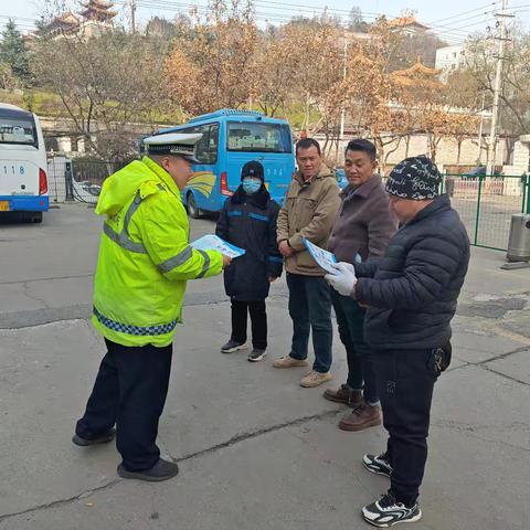 金台交警走进车站口客运站开展交通安全宣传