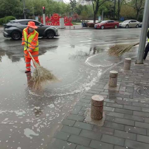 【航天基地城市管理和综合执法局】强化雨天精细化保洁作业