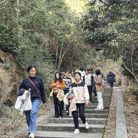 三月踏青正当时 巾帼登山寻春踪——横峰县职业中学 第三中学组织开展庆三八妇女节登山踏青活动