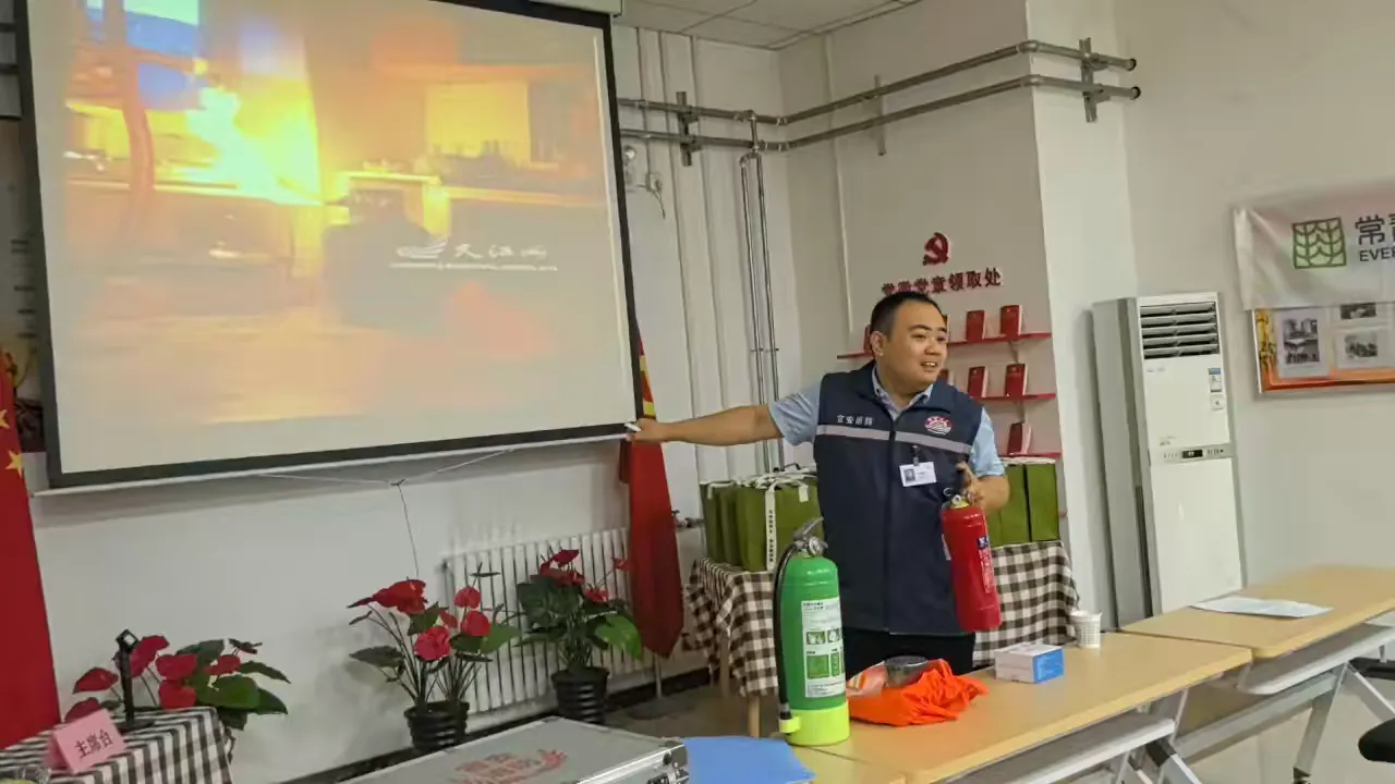 简篇-安全筑防线 夏日送清凉——新西里社区“新力量护航计划”助力两企三新“新动能”