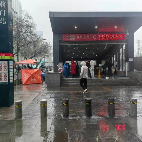 雨雪送温暖，寒冬守平安 新西里社区雨雪天气慰问与巡逻流浪乞讨人员