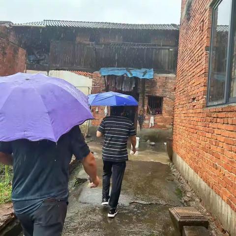 暴雨来袭查危房  百姓安全心中放