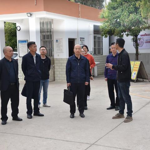 砚山县教育体育局党组成员、县政府教育总督学 冉茂思一行到灵秀小学参观考察