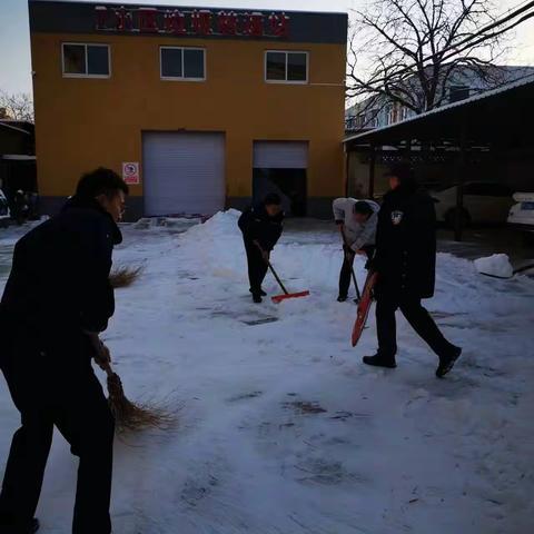 【新燕分局】齐心协力显担当 铲雪除冰暖寒冬