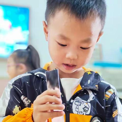 南府幼稚园大二班科学小实验《万花筒》