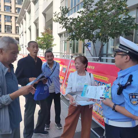 金台交警走进市民中心广场开展“一盔一带”安全宣传