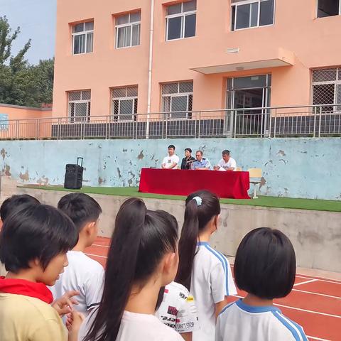 祖国在我心中，法律伴我成长——茨榆山小学法治报告会