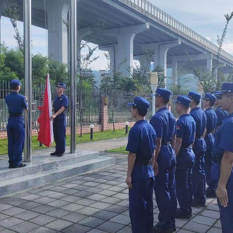 升国旗 迎国庆，龙岗特勤站举行“迎国庆”升旗仪式，庆祝新中国成立74周年华诞
