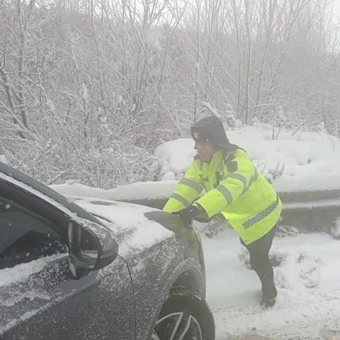 路管人员无私奉献，确保道路畅通