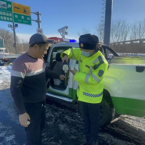 路管人员雪中送暖 为滞留货车司机送去食物