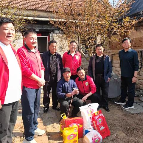 健步传温情 爱心暖桑榆