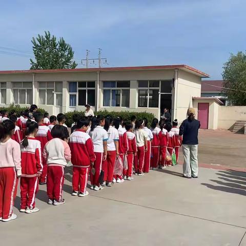 垄上童声耕春色 五育并举润心田 —— 洇溜镇龙湾中心小学 “迎五一， 劳动育人”活动​