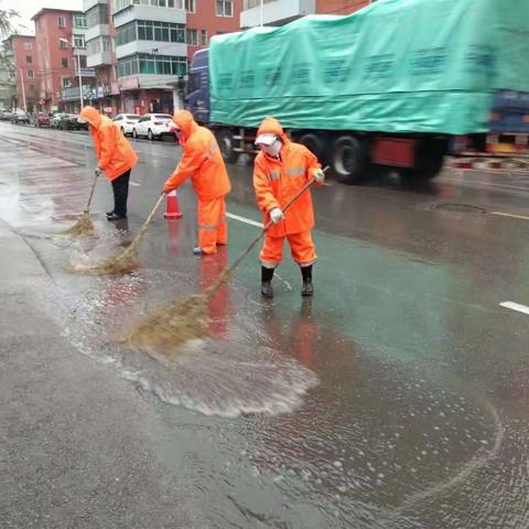 环卫职工冒雨作业清洁市容美化山城