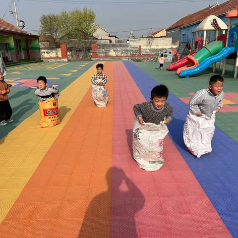 富源街道第四小学幼儿园中班————户外游戏《袋鼠跳》