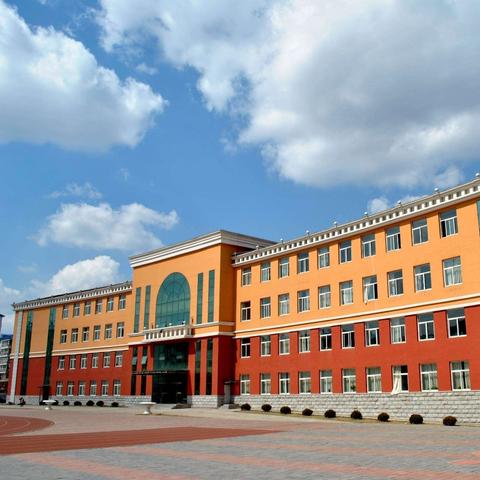 坚守教育初心，勇毅逐光前行——宏伟实验学校2025春季开学教职工大会